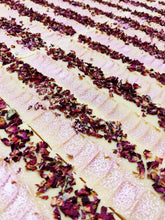 Charger l'image dans la galerie, Savon Douceur de Rosalie – Lait d’Ânesse &amp; Rose de Grasse
