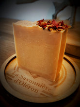 Charger l'image dans la galerie, Savon Douceur de Rosalie – Lait d’Ânesse &amp; Rose de Grasse