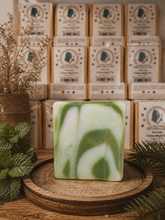 Charger l'image dans la galerie, Huiles essentielles de menthe poivrée et de cèdre utilisées dans le savon artisanal ChlorØph’île
