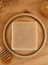 Charger l'image dans la galerie, Ingrédients naturels du savon au miel avec cire d’abeille et huiles végétales