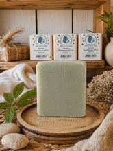 Charger l'image dans la galerie, Ingrédients naturels du savon à la verveine citronnée et lemongrass avec argile verte et huiles végétales