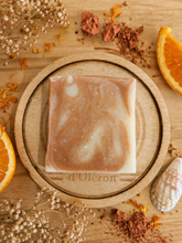 Charger l'image dans la galerie, Détail du savon à l’orange douce avec argile rouge à la texture naturelle et onctueuse