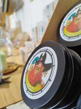 Charger l'image dans la galerie, Détail du savon à barbe artisanal avec texture naturelle et finition à la main