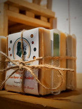 Charger l&#39;image dans la galerie, savons de 50 grammes, coffret de 5, orange douce, menthe, mimosa, lemon grass et lait d&#39;ânesse, argile rouge, argile verte 
