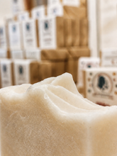 Charger l'image dans la galerie, Savon au lait d’ânesse à la texture crémeuse et douce pour le corps et le visage