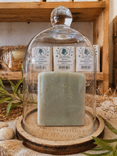 Charger l'image dans la galerie, Détail du savon frais aux agrumes avec argile verte pour une sensation purifiante et tonique