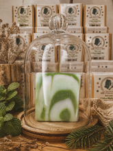 Charger l'image dans la galerie, Détail du savon frais et boisé à la menthe poivrée avec texture artisanale naturelle