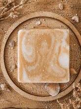 Charger l'image dans la galerie, Détail du savon exfoliant au sable et argile jaune pour un gommage doux et naturel