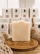 Charger l'image dans la galerie, Savon artisanal au lait d’ânesse saponifié à froid pour peaux sensibles et délicates