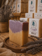 Charger l'image dans la galerie, Savon artisanal au lait de chèvre et lavande saponifié à froid pour peau douce
