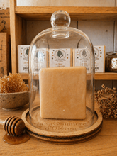 Charger l'image dans la galerie, Détail du savon au miel à la texture onctueuse avec aspect naturel et gourmand