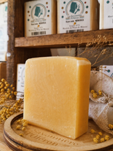 Charger l'image dans la galerie, Savon artisanal au mimosa saponifié à froid avec macérât de fleurs naturelles