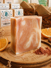 Charger l'image dans la galerie, Savon artisanal à l’orange douce et argile rouge saponifié à froid pour une peau douce