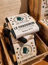 Charger l'image dans la galerie, Savon purifiant au charbon actif utilisé pour nettoyer la peau en douceur