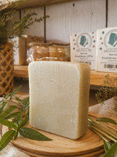 Charger l'image dans la galerie, Savon artisanal à la verveine citronnée et lemongrass saponifié à froid pour une peau fraîche et purifiée